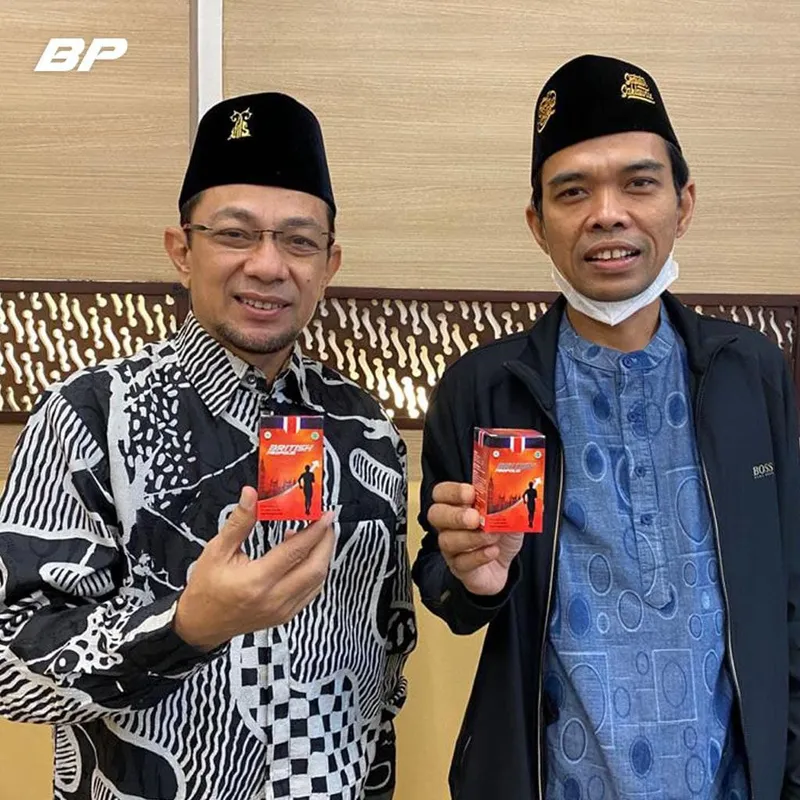Dua tokoh memegang produk British Propolis